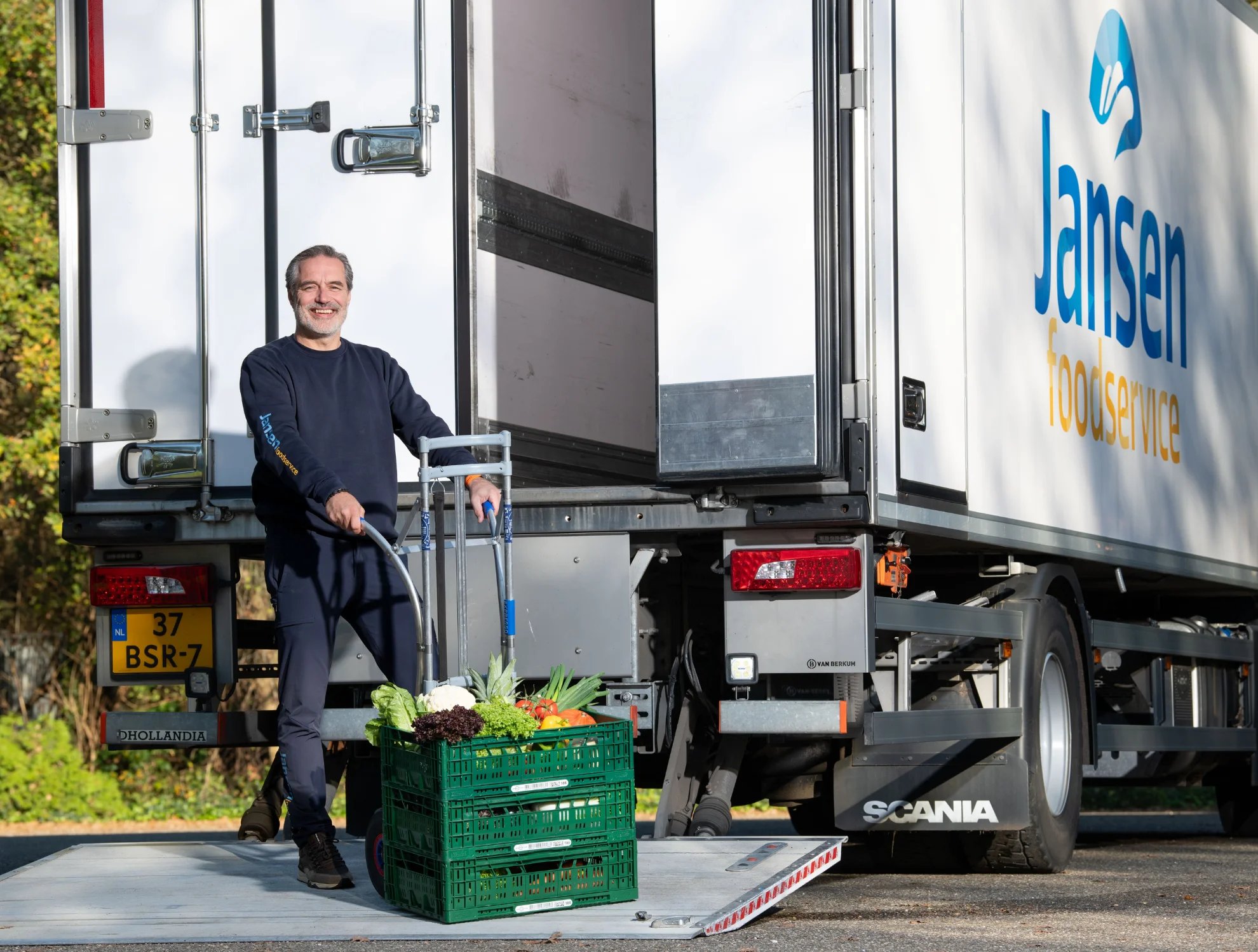 Vrachtwagenchauffeur van Jansen foodservice die gebruik maakt van de chauffeurs app van EVO-it