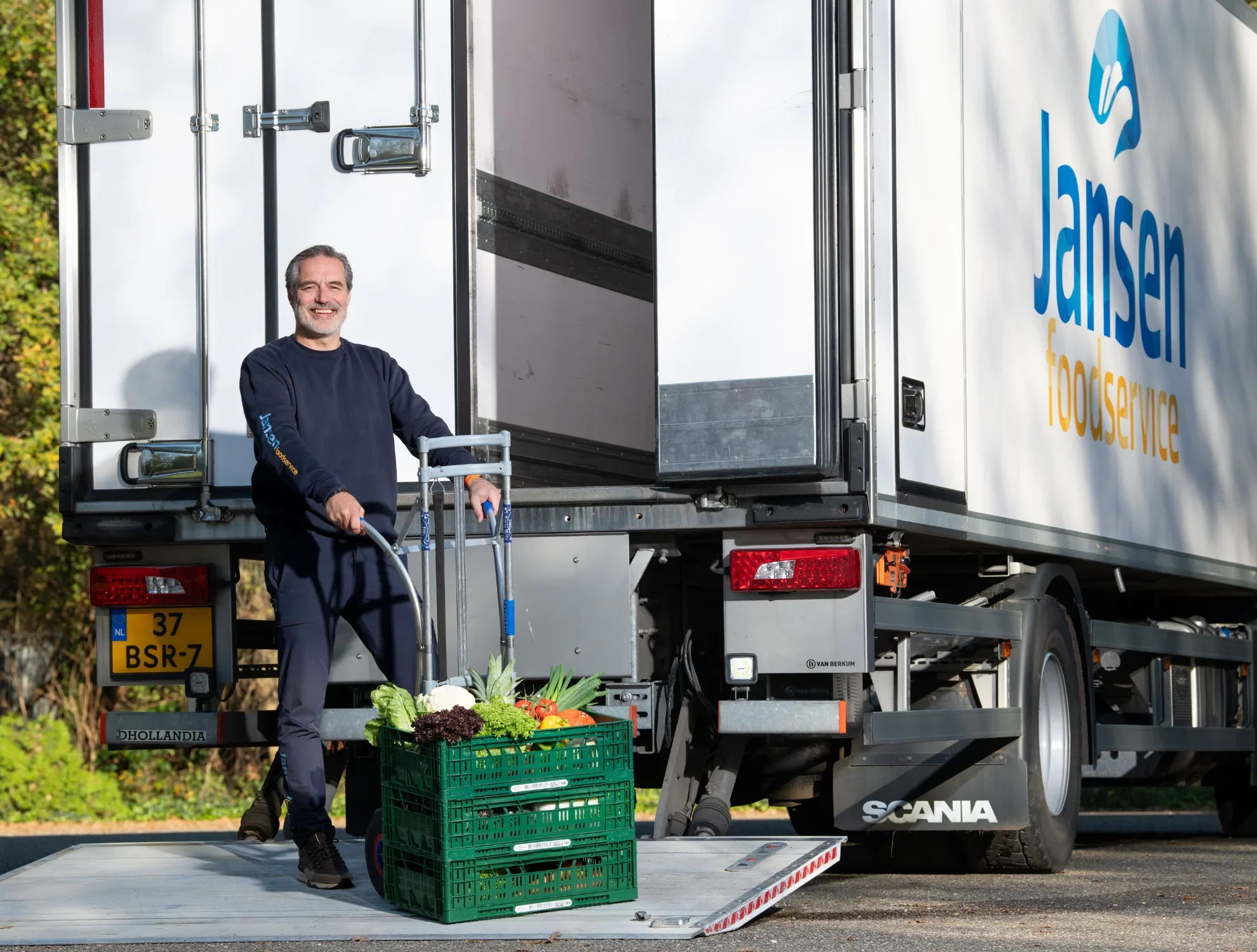 Vrachtwagenchauffeur van Jansen foodservice die gebruik maakt van de chauffeurs app van EVO-it