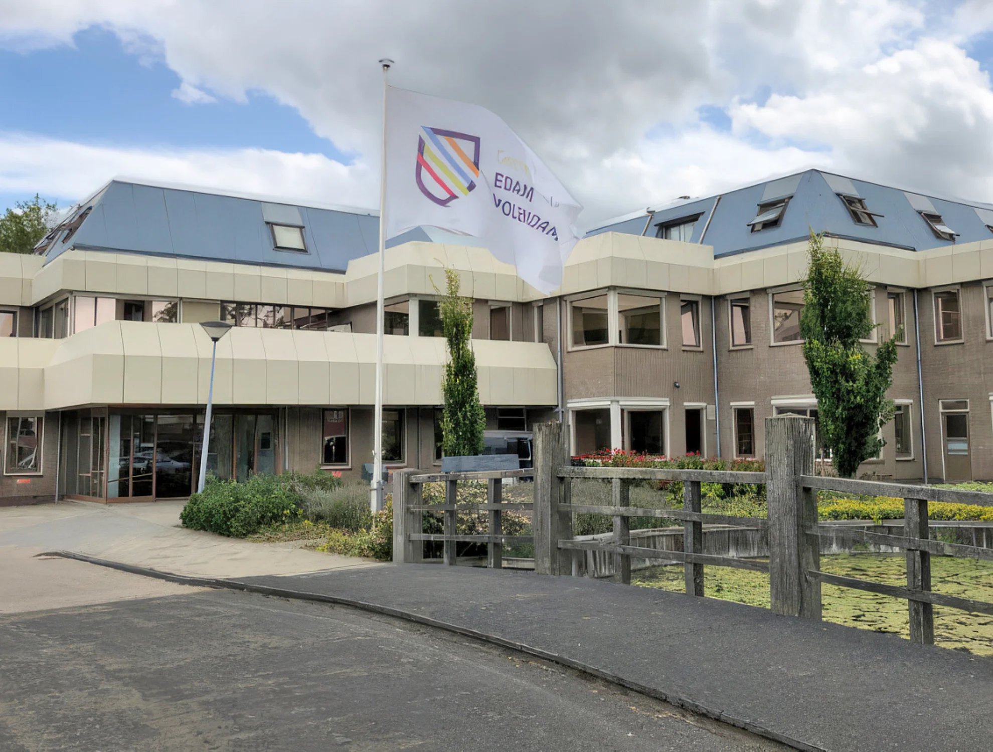 Gemeentegebouw met vlag - voorbeeld uit de overheidssector waar EVO-it transportplanning software inzet voor materieelbeheer en transportplanning.