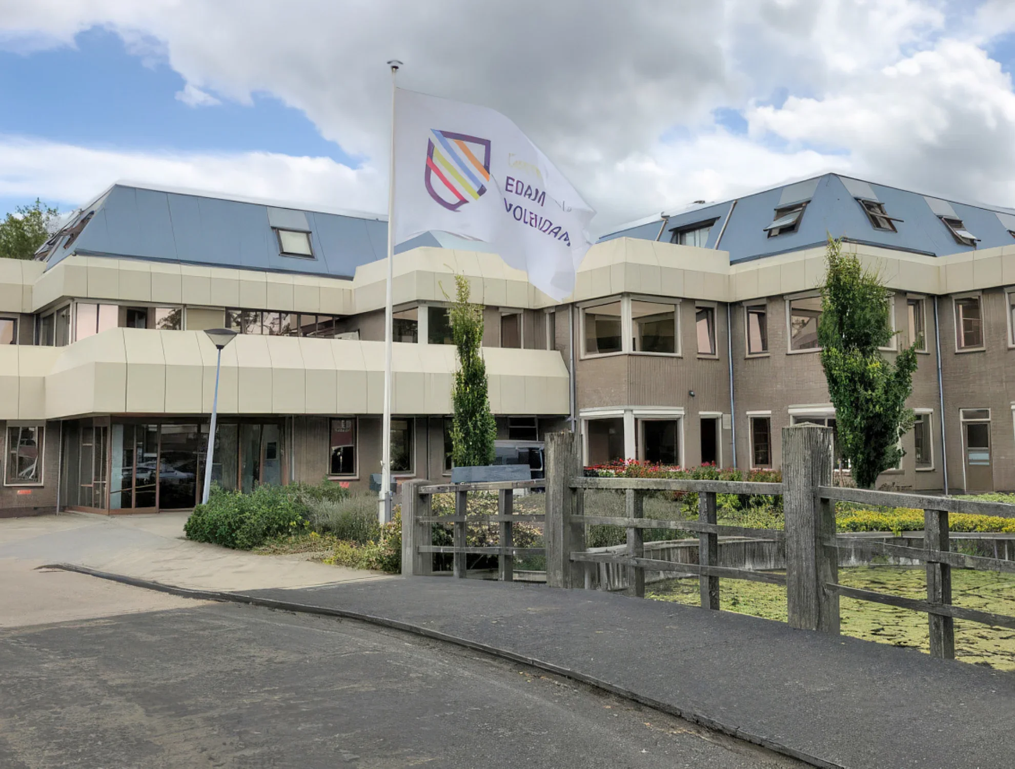 Gemeentegebouw met vlag - voorbeeld uit de overheidssector waar EVO-it transportplanning software inzet voor materieelbeheer en transportplanning.